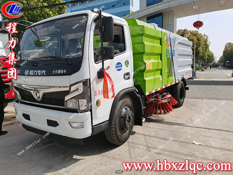 程力集團東風福瑞卡掃路車，北京客戶到廠自提車并學習操作方法